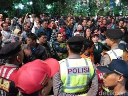 Kecewa Sistem Zonasi, Massa Aksi di Depan Kantor Risma Malam-malam