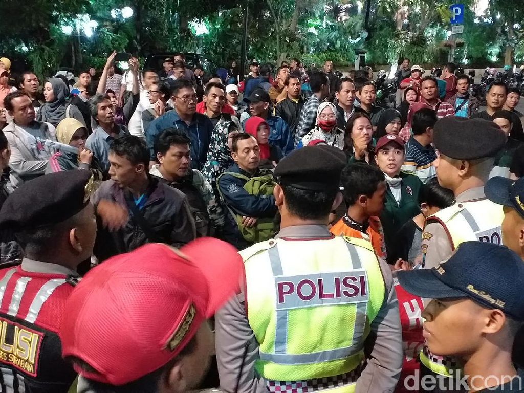 Kecewa Sistem Zonasi, Massa Aksi di Depan Kantor Risma Malam-malam Kecewa Sistem Zonasi, Massa Aksi di Depan Kantor Risma Malam-malam