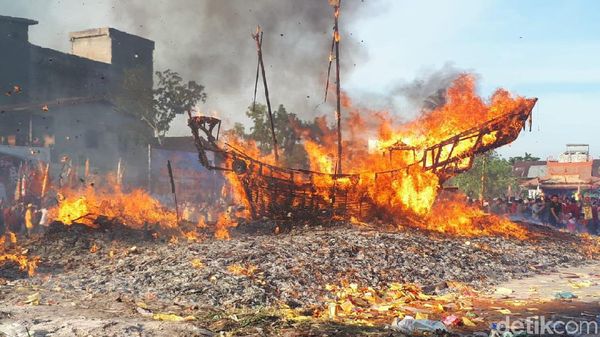 Foto: Tradisi Bakar Tongkang di Bagansiapiapi