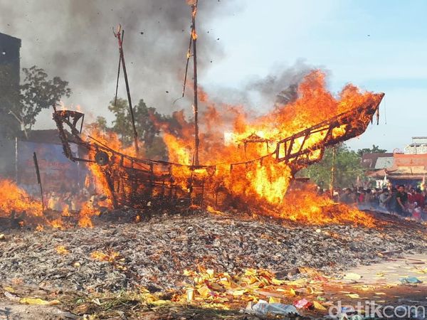 Foto: Tradisi Bakar Tongkang di Bagansiapiapi
