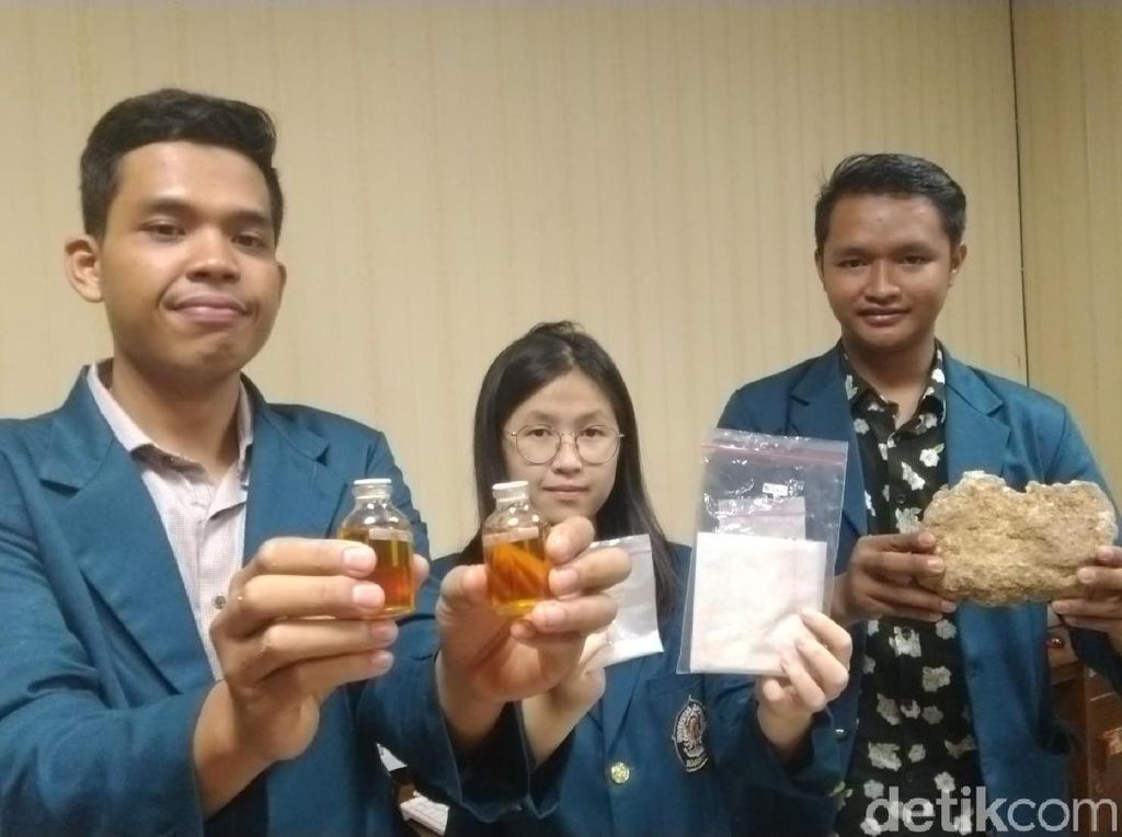 3 Mahasiswa Undip Ubah Batu Fosfat dan Jelantah Jadi Biodiesel 3 Mahasiswa Undip Ubah Batu Fosfat dan Jelantah Jadi Biodiesel