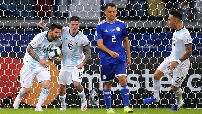 Lionel Messi melesakkan gol dari titik penalti. Argentina vs Paraguay berakhir imbang 1-1. (Foto: Luisa Gonzalez/Reuters)