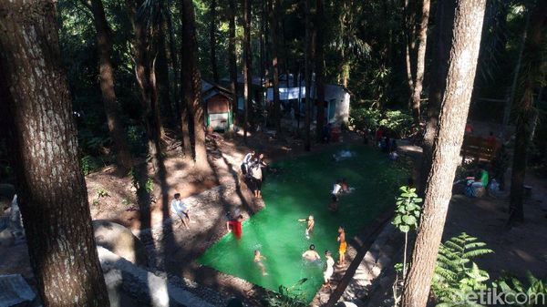 Foto: Kolam Renang di Hutan Pinus Semarang
