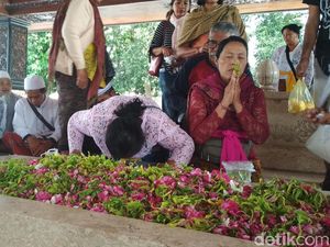 Umat Lintas Agama Berdoa Bersama di Haul ke-49 Bung Karno Umat Lintas Agama Berdoa Bersama di Haul ke-49 Bung Karno