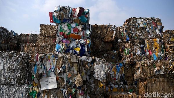 Begini Penampakan Sampah Impor yang Menggunung di Mojokerto