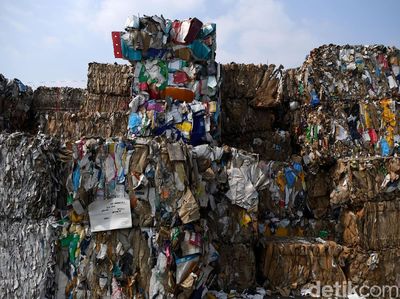 Begini Penampakan Sampah Impor yang Menggunung di Mojokerto