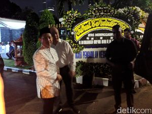 Tito Karnavian dan Hendropriyono Melayat Putra Ketua MA Tito Karnavian dan Hendropriyono Melayat Putra Ketua MA