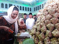 Menteri Rini Terharu Saat Diberi Kejutan Buku Perjalanan Hidupnya