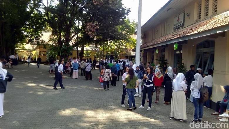 Ratusan Calon Wali Murid Antre di SMAN 3 Yogya untuk Urus Token