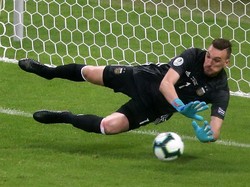 Paraguay gantian mendapat hadiah penalti setelah Nicolas Otamendi menekel lawan dari belakang di menit ke-62. Armani bereaksi dengan baik untuk menepis bola hasil eksekusi Derlis Gonzalez. Edgard Garrido/Reuters.