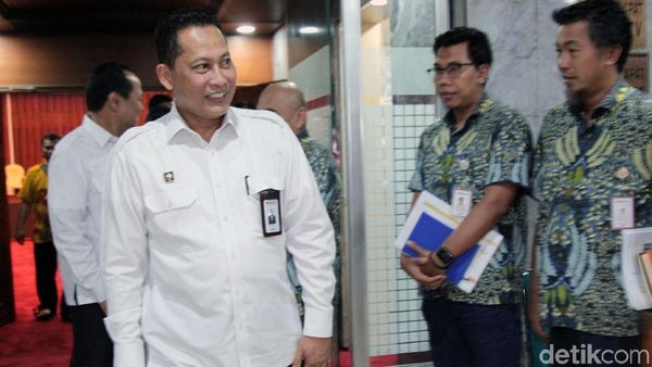 Senyum Cerah Buwas Saat Rapat Bareng DPR