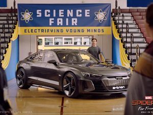 Spiderman Kendarai Mobil Listrik Canggih