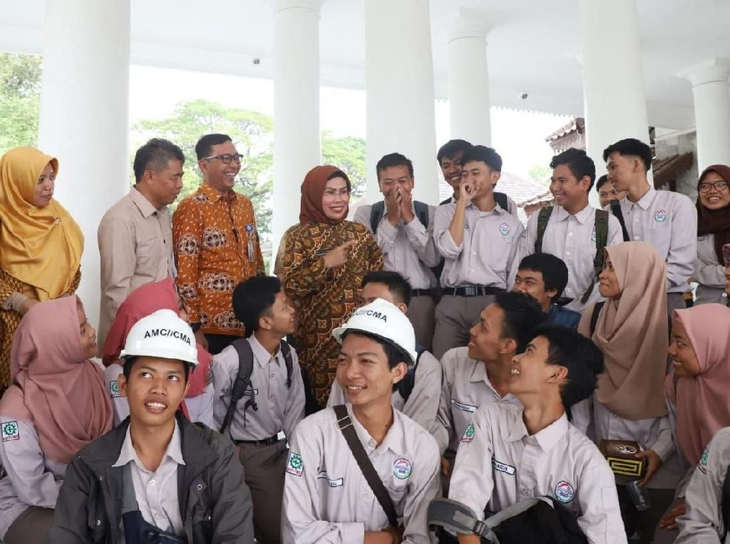 Pemkab Serang Beri Beasiswa Universitas Negeri untuk Warga Miskin Pemkab Serang Beri Beasiswa Universitas Negeri untuk Warga Miskin