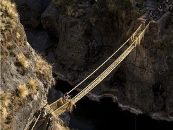 Melihat Tradisi Membuat Jembatan Rumput Warisan Suku Inca di Peru