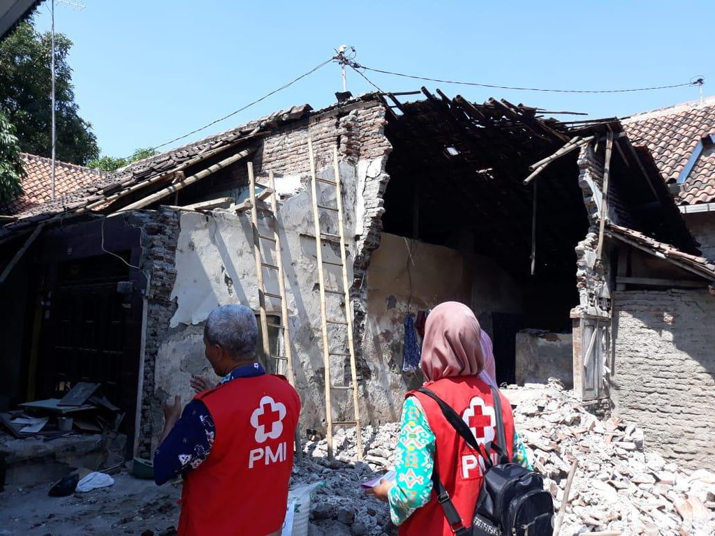 Pasutri Lansia di Tegal Tertimpa Atap Rumah Ambrol Pasutri Lansia di Tegal Tertimpa Atap Rumah Ambrol