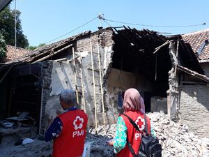 Pasutri Lansia di Tegal Tertimpa Atap Rumah Ambrol Pasutri Lansia di Tegal Tertimpa Atap Rumah Ambrol
