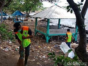 3 Pantai di Dompu NTB Penuh Sampah, Pemda Turun Tangan