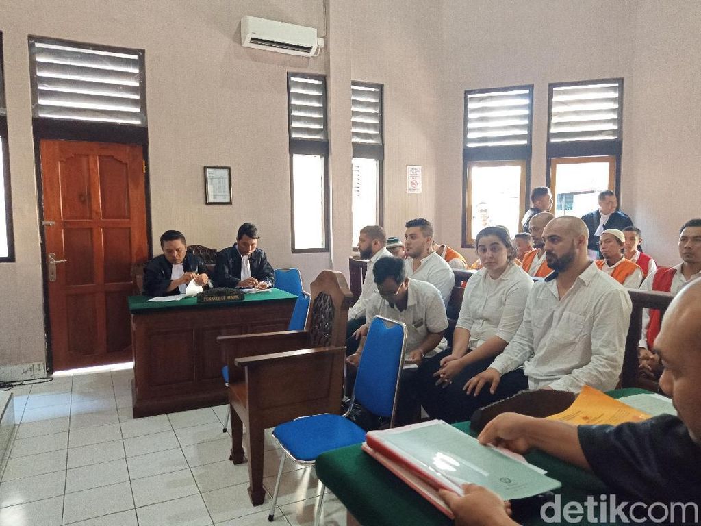 4 WN Rumania Didakwa Bobol Rekening Turis di Bali 4 WN Rumania Didakwa Bobol Rekening Turis di Bali
