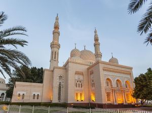 Menikmati Keanggunan Masjid di Dubai