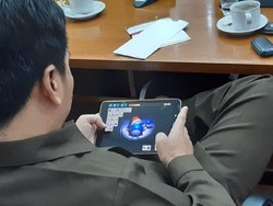 Anggota DPRD Garut Diduga Main Game Saat Rapat Paripurna