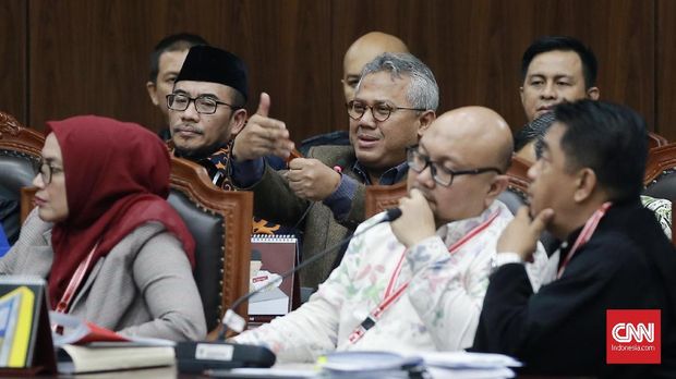 Jajaran Komisioner KPU di sidang MK.