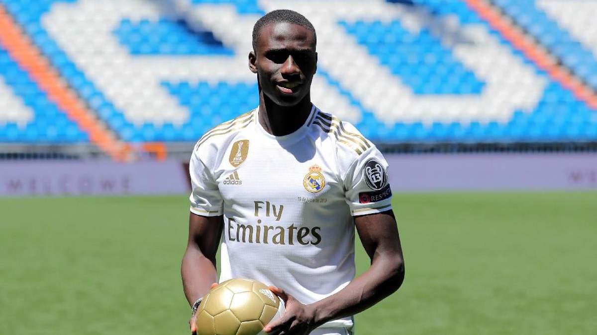 Pemain Real Madrid, Ferland Mendy harus menepi sekitar sebulan karena cedera. (Foto: Sergio Perez/Reuters)