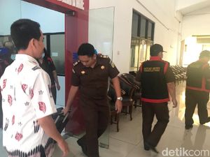 Kejari Jember Geledah Kantor Disperindag, Cari Bukti Proyek Rehab Pasar