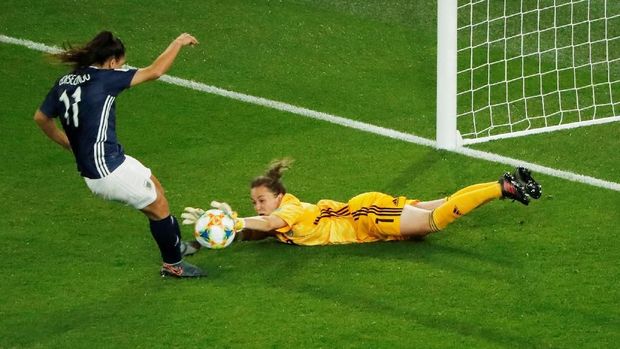 Penalti Florencia Bonsegundo yang gagal harus diulang karena Lee Alexander melewati garis gawang sebelum bereaksi membendung tendangan.