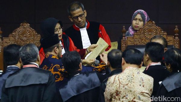 Giliran KPU Bawa Amplop Coklat di Sidang Sengketa Pilpres