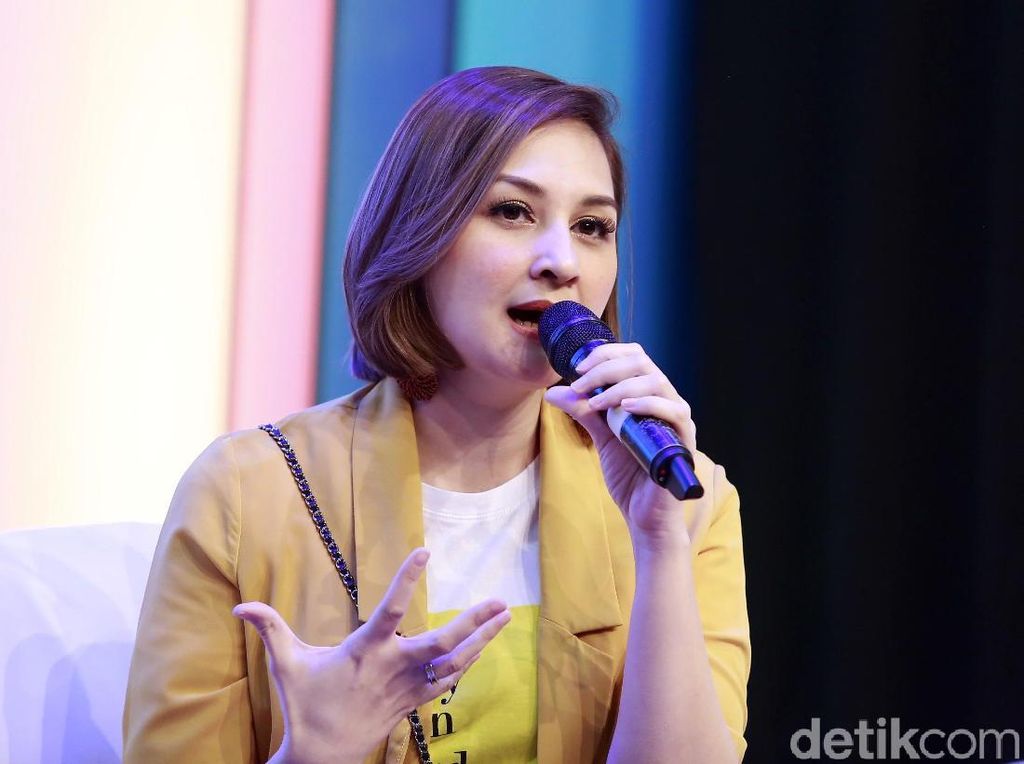 Mona Ratuliu Jadikan Dirinya Sebagai Tempat Curhat Sang Anak Mona Ratuliu Jadikan Dirinya Sebagai Tempat Curhat Sang Anak