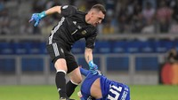 Tertinggal satu gol bikin Argentina kurang relaks. Kiper Franco Armani nyaris bikin blunder setelah gagal mengontrol bola di sepertiga akhir pertahanan. Armani diganjar kartu kuning setelah menekel lawan. Tak ada gol tambahan hingga turun minum. Washington Alves/Reuters.