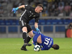Tertinggal satu gol bikin Argentina kurang relaks. Kiper Franco Armani nyaris bikin blunder setelah gagal mengontrol bola di sepertiga akhir pertahanan. Armani diganjar kartu kuning setelah menekel lawan. Tak ada gol tambahan hingga turun minum. Washington Alves/Reuters.
