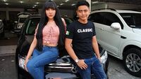 Gaya Lucinta Luna dengan Mobil Tunggangannya