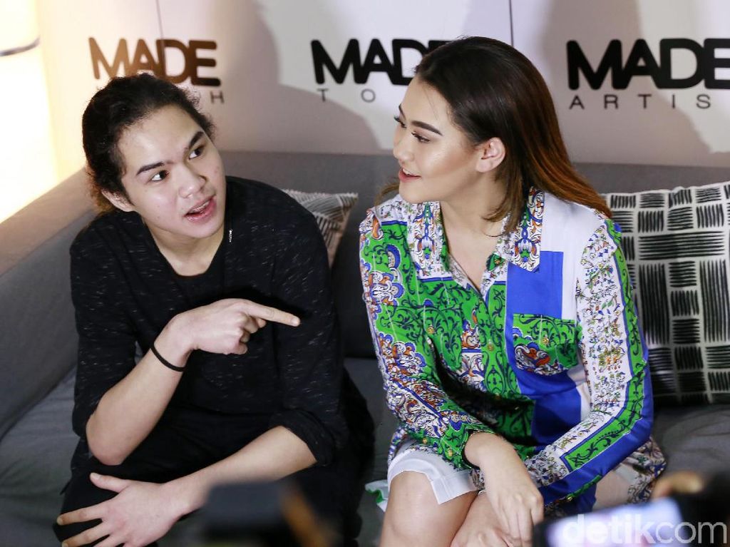 Tampil Sepanggung, Dul Jaelani dan Aaliyah Massaid Pamer Kemesraan Tampil Sepanggung, Dul Jaelani dan Aaliyah Massaid Pamer Kemesraan