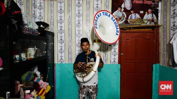  Asal muasalnya disebut mempunyai beberapa versi Orkes Tanjidor Betawi, Pengiring Dansa Para Tuan Tanah