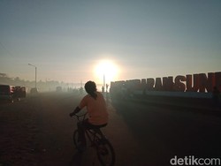 Cuaca Dingin, Pantai Pangandaran Tertutup Kabut