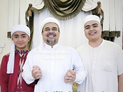 Jalani Umrah, Dua Anak Almarhum Arifin Ilham Bertemu Habib Rizieq