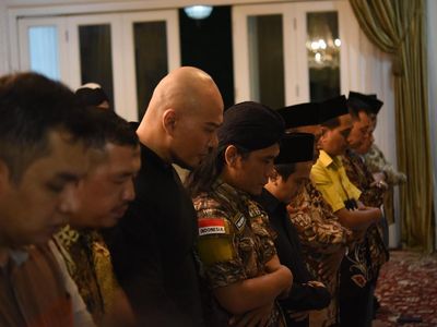 Momen Deddy Corbuzier Salat Diimami Maruf Amin