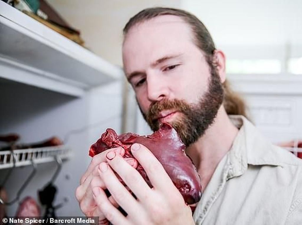 Pria Ini Hanya Makan Daging Mentah dan Daging Busuk Selama 10 Tahun