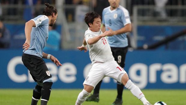 Koji Miyoshi (kanan) cetak dua gol ke gawang Uruguay.