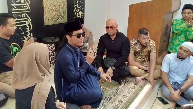 Deddy Corbuzier masuk Islam dibimbing Gus Miftah.