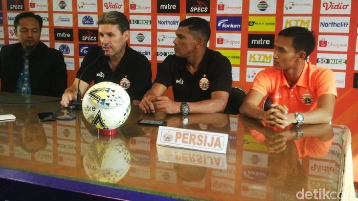 Julio Banuelos, pelatih Persija Jakarta (kedua dari kiri) (Eko Sudjarwo/detikSport) Julio Banuelos, pelatih Persija Jakarta (kedua dari kiri) (Eko Sudjarwo/detikSport)
