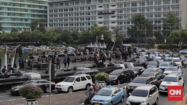 Suasana persiapan panggung untuk HUT ke 492 DKI Jakarta di kawasan Bundaran HI.