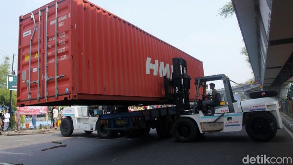 Detik-detik Evakuasi Kontainer di Kolong Flyover Pesing