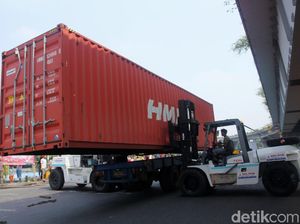Detik-detik Evakuasi Kontainer di Kolong Flyover Pesing Detik-detik Evakuasi Kontainer di Kolong Flyover Pesing