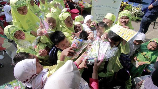 Peduli Pendidikan Sebar Ribuan Paket Alat Sekolah