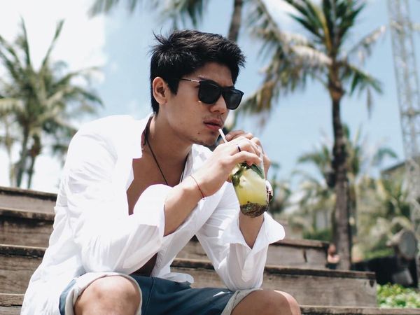 Momen Pesinetron Ganteng Rizky Billar Saat Jadi Barista dan Nongkrong di Kafe