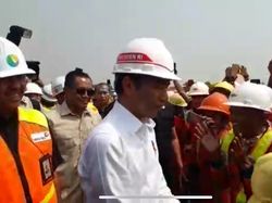 Kunjungan ke Soetta, Jokowi Dapat Ucapan Selamat Ultah dari Pekerja Proyek
