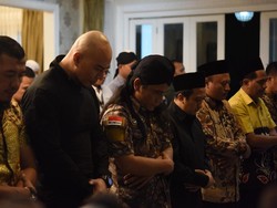 Deddy Corbuzier Salat Magrib Diimami Maruf Amin