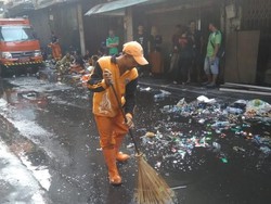 Api Padam, PPSU Bersihkan Sisa Kebakaran di Kios Kembang Api Pasar Asemka